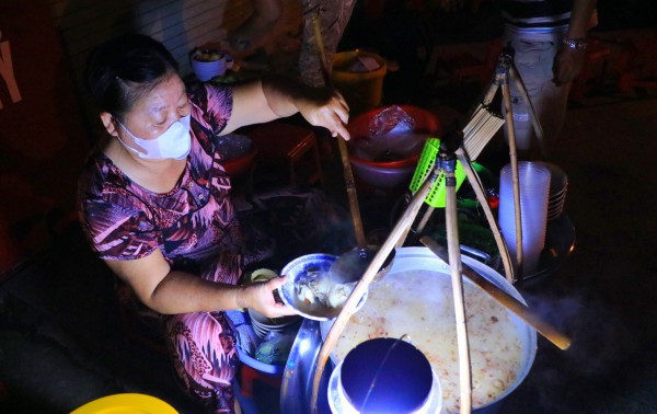 TP.HCM có quán ăn kỳ lạ: Bánh canh 40 năm, mở bán rạng sáng cho 