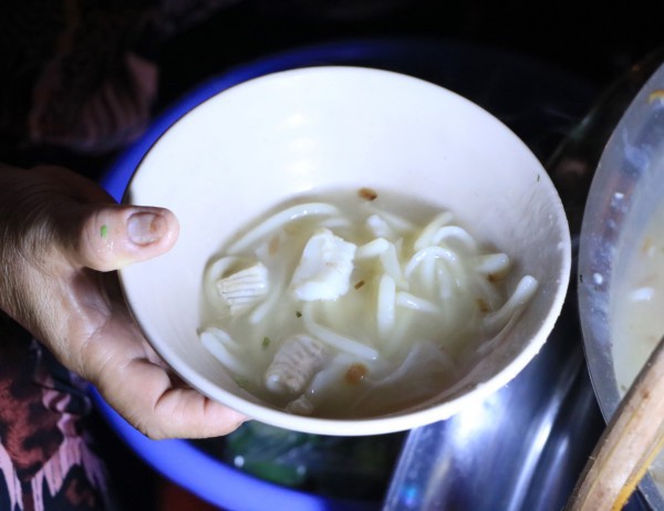 TP.HCM có quán ăn kỳ lạ: Bánh canh 40 năm, mở bán rạng sáng cho 