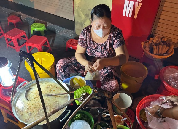 TP.HCM có quán ăn kỳ lạ: Bánh canh 40 năm, mở bán rạng sáng cho 