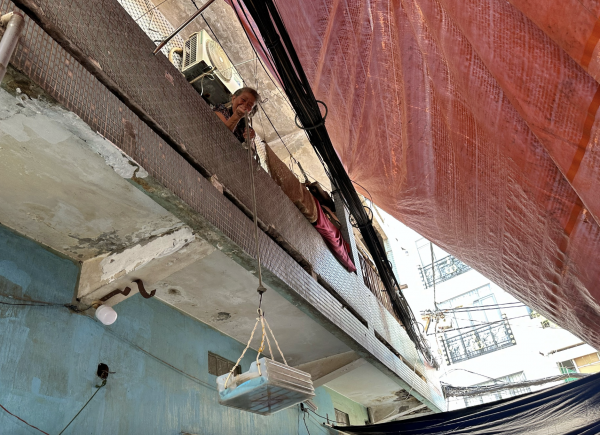 TP.HCM có quán ăn kỳ lạ: Hủ tiếu, cơm gà, nước uống thả dây có 