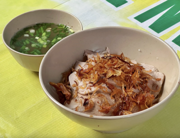 TP.HCM có quán ăn kỳ lạ: Hủ tiếu, cơm gà, nước uống thả dây có 