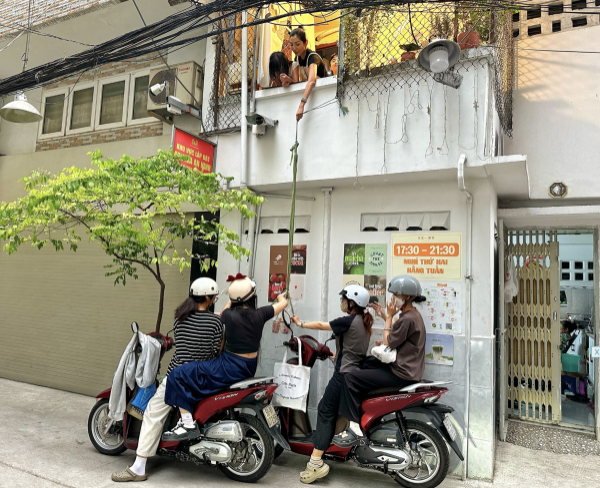 TP.HCM có quán ăn kỳ lạ: Hủ tiếu, cơm gà, nước uống thả dây có 