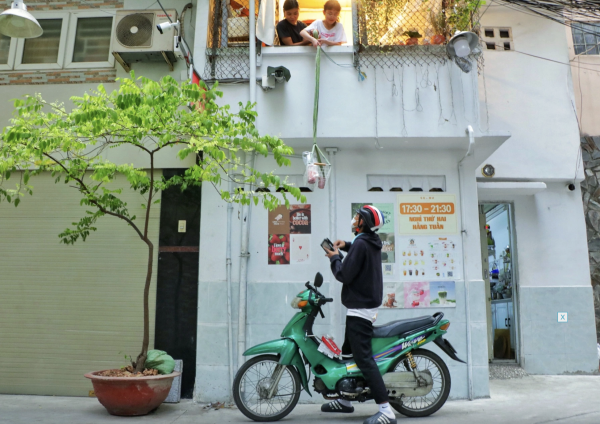 TP.HCM có quán ăn kỳ lạ: Hủ tiếu, cơm gà, nước uống thả dây có 