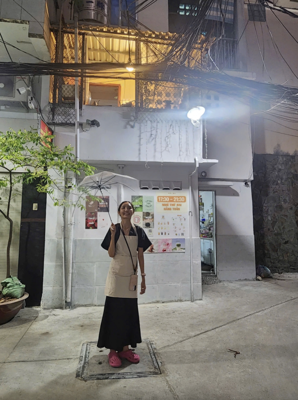 TP.HCM có quán ăn kỳ lạ: Hủ tiếu, cơm gà, nước uống thả dây có 