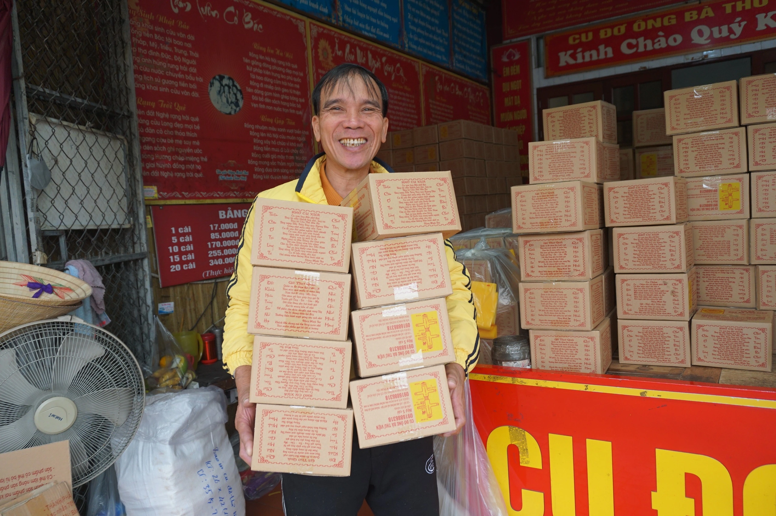 Tăng gấp đôi công nhân, làm suốt cả ngày cũng không đủ cu đơ bán cho khách Tăng gấp đôi công nhân, làm suốt cả ngày cũng không đủ cu đơ bán cho khách