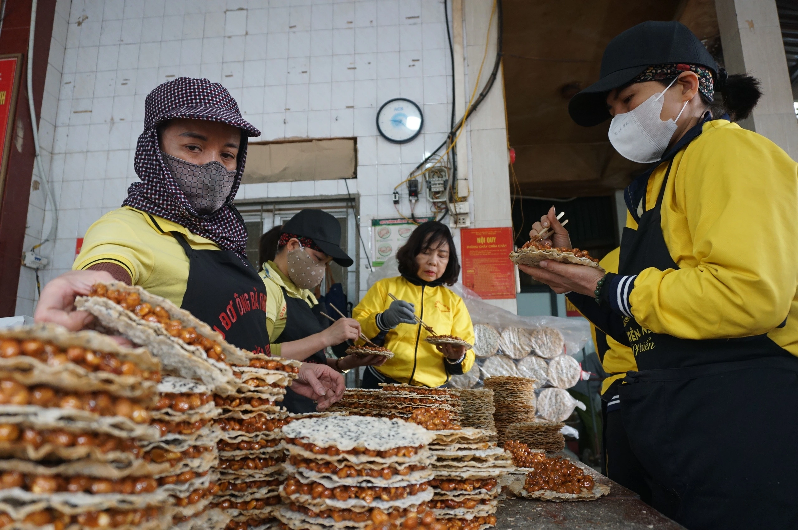 Tăng gấp đôi công nhân, làm suốt cả ngày cũng không đủ cu đơ bán cho khách Tăng gấp đôi công nhân, làm suốt cả ngày cũng không đủ cu đơ bán cho khách