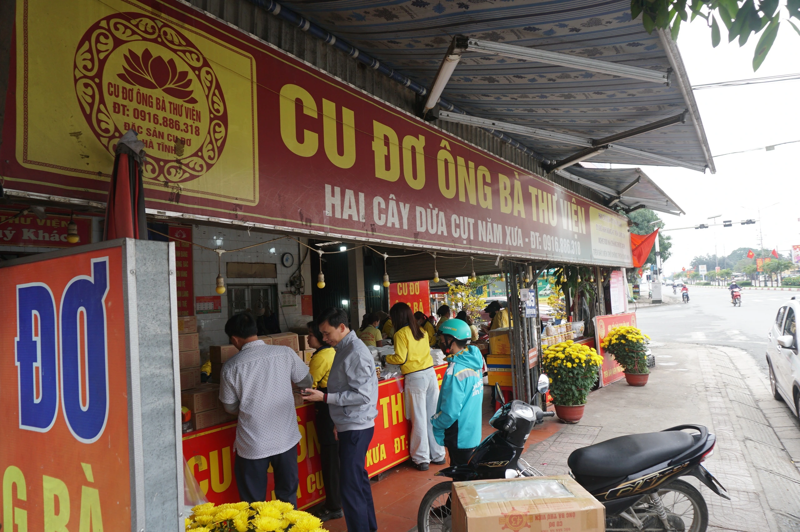 Tăng gấp đôi công nhân, làm suốt cả ngày cũng không đủ cu đơ bán cho khách Tăng gấp đôi công nhân, làm suốt cả ngày cũng không đủ cu đơ bán cho khách