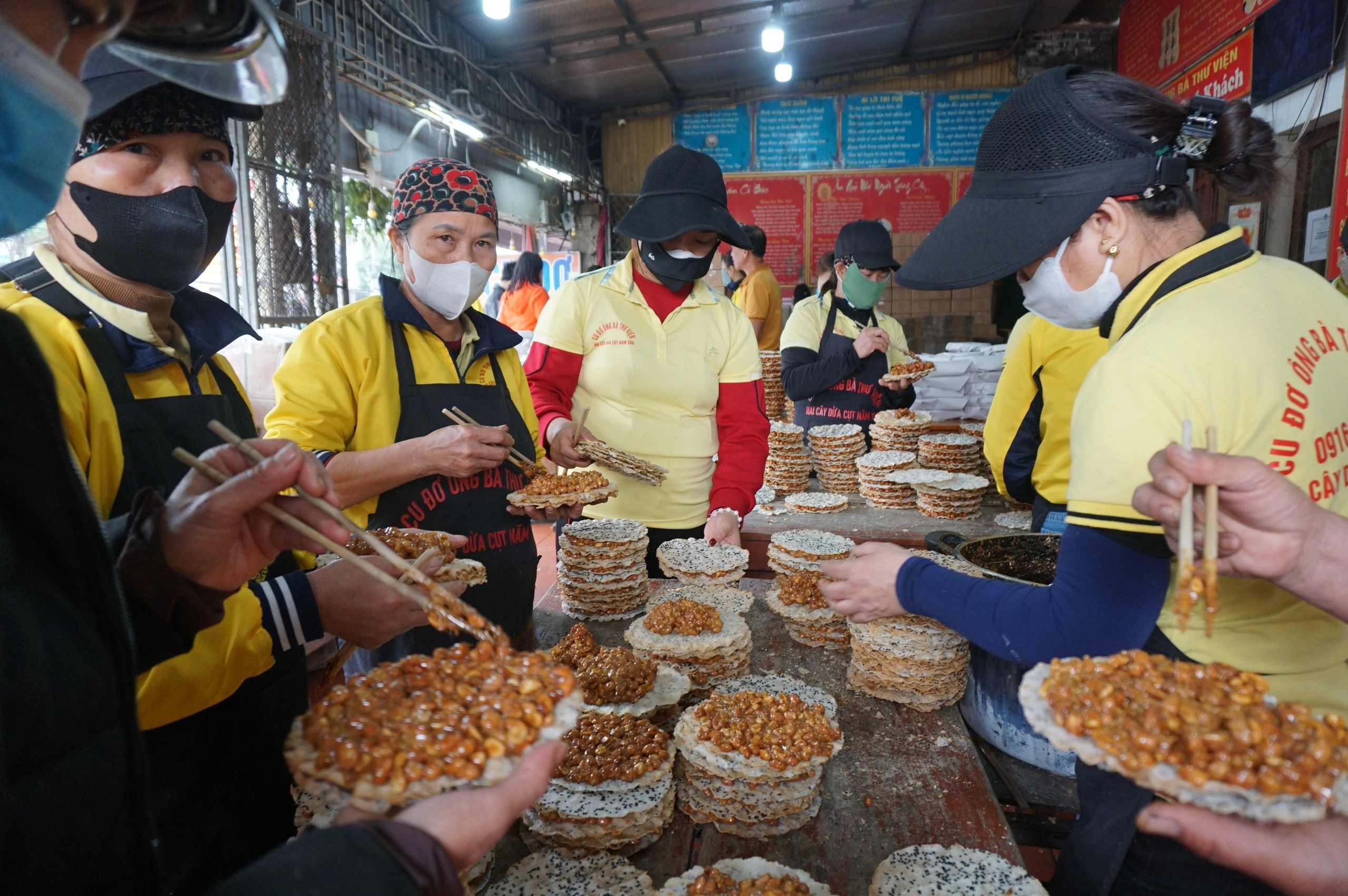 Tăng gấp đôi công nhân, làm suốt cả ngày cũng không đủ cu đơ bán cho khách Tăng gấp đôi công nhân, làm suốt cả ngày cũng không đủ cu đơ bán cho khách