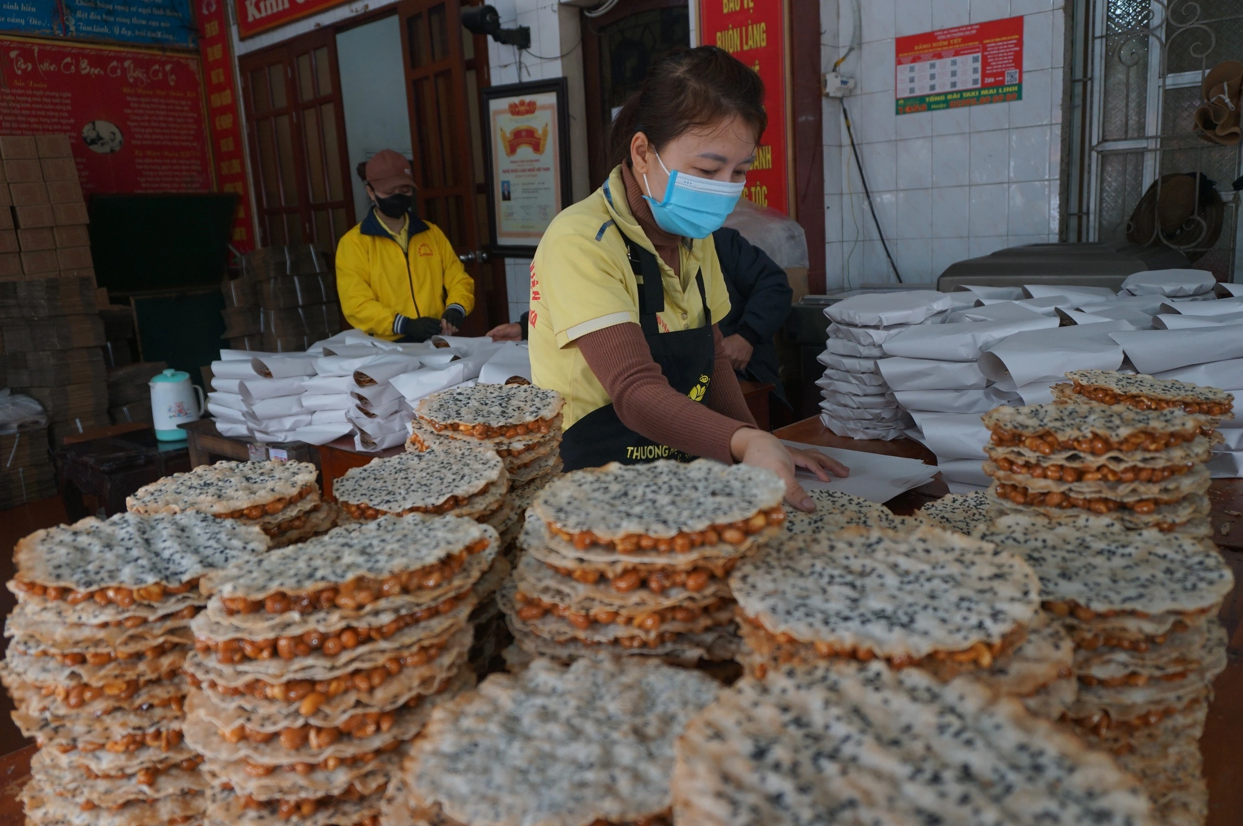 Tăng gấp đôi công nhân, làm suốt cả ngày cũng không đủ cu đơ bán cho khách Tăng gấp đôi công nhân, làm suốt cả ngày cũng không đủ cu đơ bán cho khách