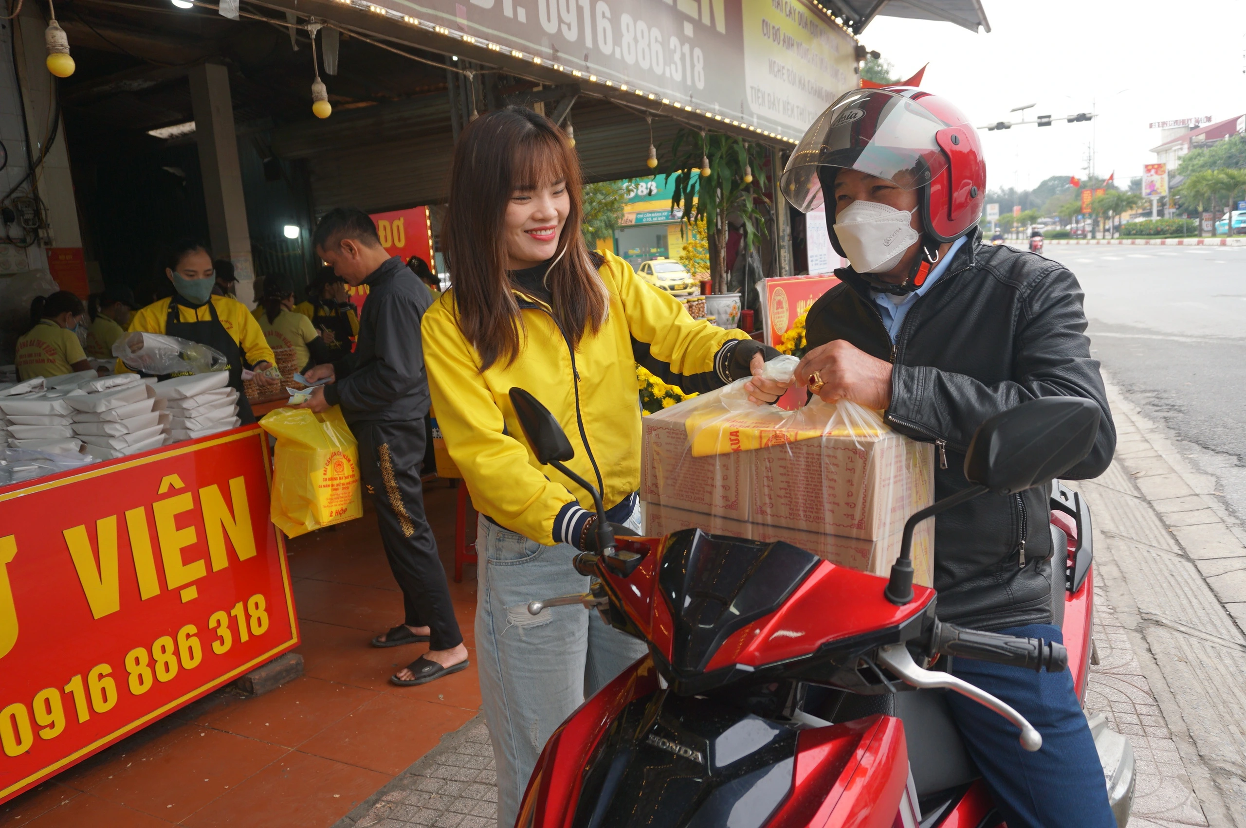 Tăng gấp đôi công nhân, làm suốt cả ngày cũng không đủ cu đơ bán cho khách Tăng gấp đôi công nhân, làm suốt cả ngày cũng không đủ cu đơ bán cho khách