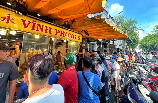 Tết Đoan Ngọ: Đông nghẹt người xếp hàng mua vịt quay ở TP.HCM, chờ tới 2 tiếng