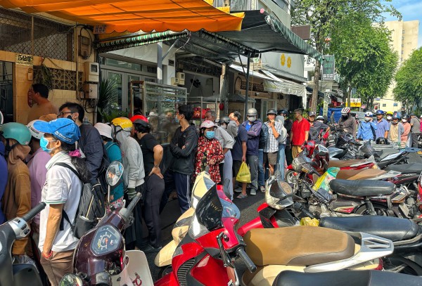 Tết Đoan Ngọ: Đông nghẹt người xếp hàng mua vịt quay ở TP.HCM, chờ tới 2 tiếng