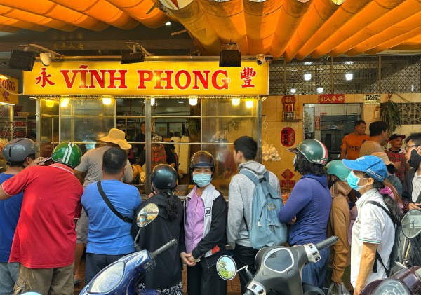 Tết Đoan Ngọ: Đông nghẹt người xếp hàng mua vịt quay ở TP.HCM, chờ tới 2 tiếng
