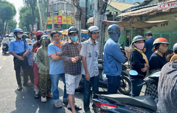 Tết Đoan Ngọ: Đông nghẹt người xếp hàng mua vịt quay ở TP.HCM, chờ tới 2 tiếng