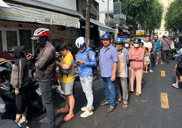 Tết Đoan Ngọ: Đông nghẹt người xếp hàng mua vịt quay ở TP.HCM, chờ tới 2 tiếng