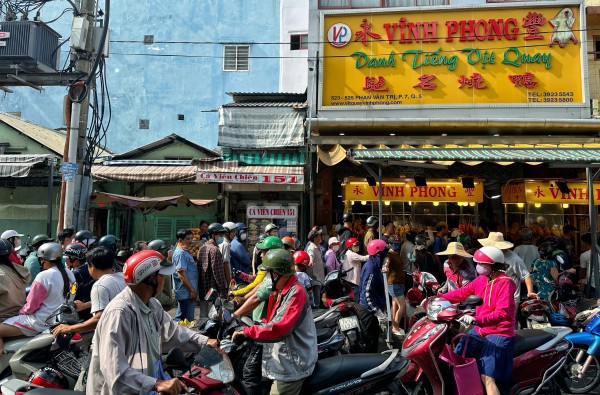 Tết Đoan Ngọ: Đông nghẹt người xếp hàng mua vịt quay ở TP.HCM, chờ tới 2 tiếng