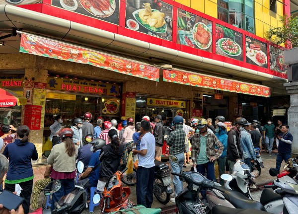 Tết Đoan Ngọ: Đông nghẹt người xếp hàng mua vịt quay ở TP.HCM, chờ tới 2 tiếng