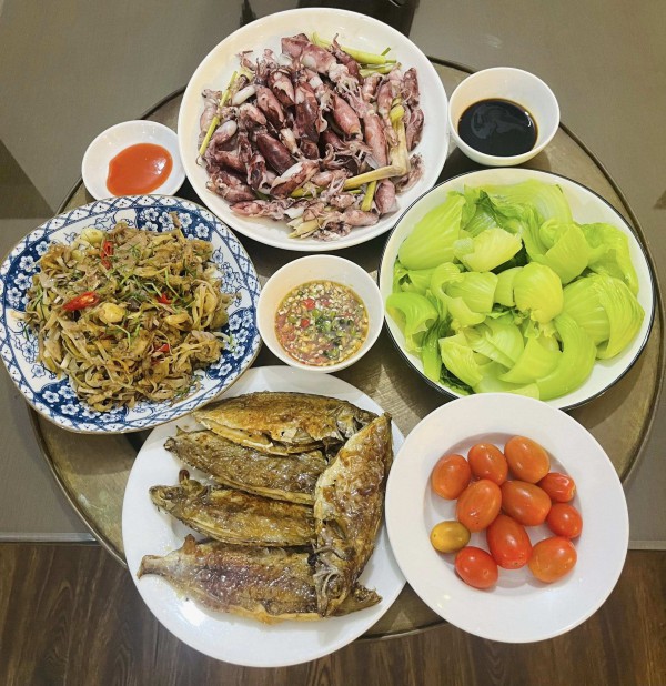 Thực đơn ngày mưa giản dị mà ấm cúng, ai thấy cũng muốn về nhà ăn cơm