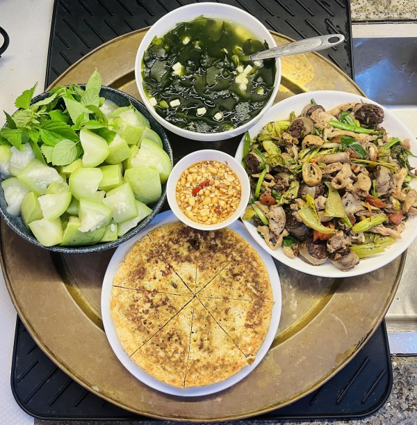 Thực đơn ngày mưa giản dị mà ấm cúng, ai thấy cũng muốn về nhà ăn cơm