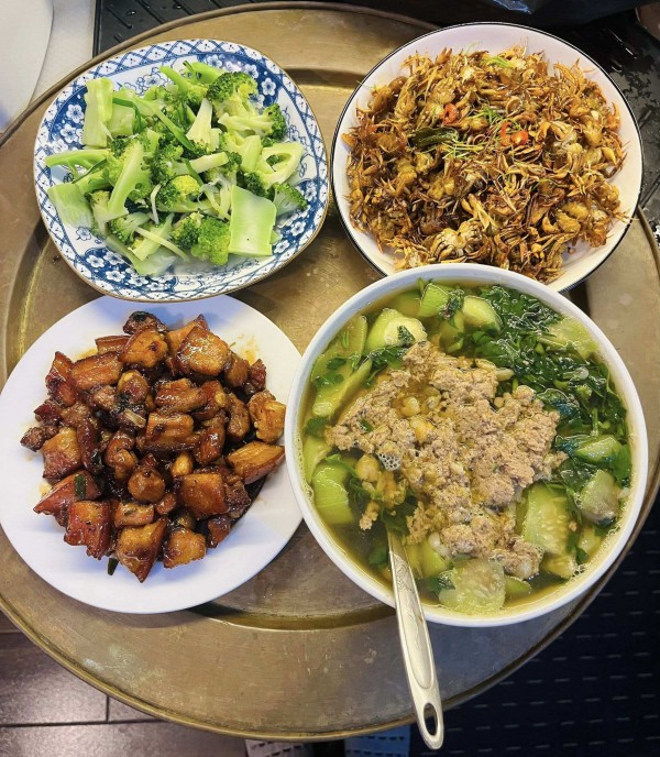 Thực đơn ngày mưa giản dị mà ấm cúng, ai thấy cũng muốn về nhà ăn cơm