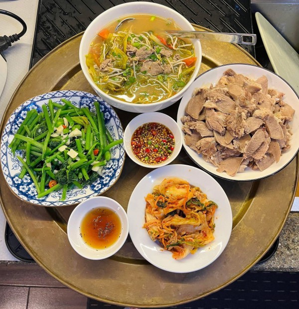 Thực đơn ngày mưa giản dị mà ấm cúng, ai thấy cũng muốn về nhà ăn cơm