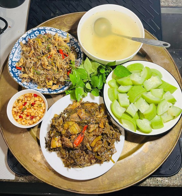 Thực đơn ngày mưa giản dị mà ấm cúng, ai thấy cũng muốn về nhà ăn cơm