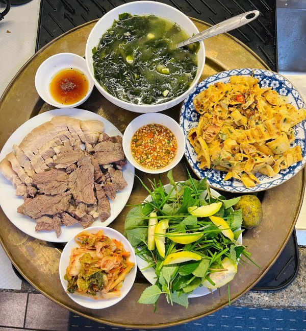 Thực đơn ngày mưa giản dị mà ấm cúng, ai thấy cũng muốn về nhà ăn cơm