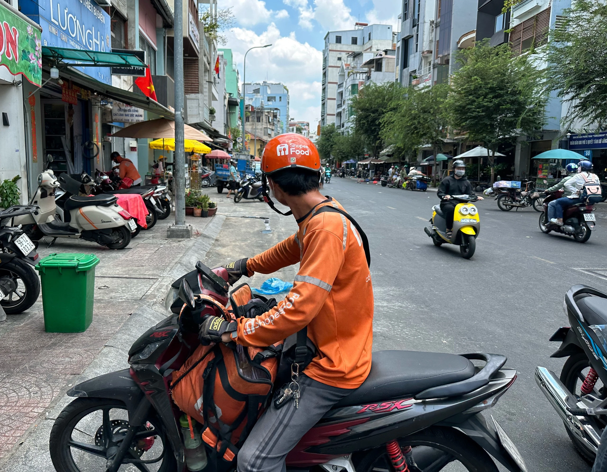 Tranh cãi chuyện quán chay ở TP.HCM để shipper xếp hàng đợi bên ngoài nắng nóng: Chủ quán lên tiếng