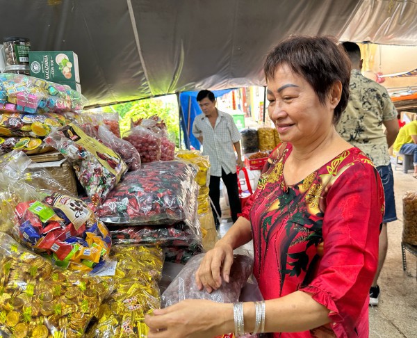 Trưa 25 tháng chạp: Chuyện lạ ở chợ Bình Tây khi hàng bánh kẹo 