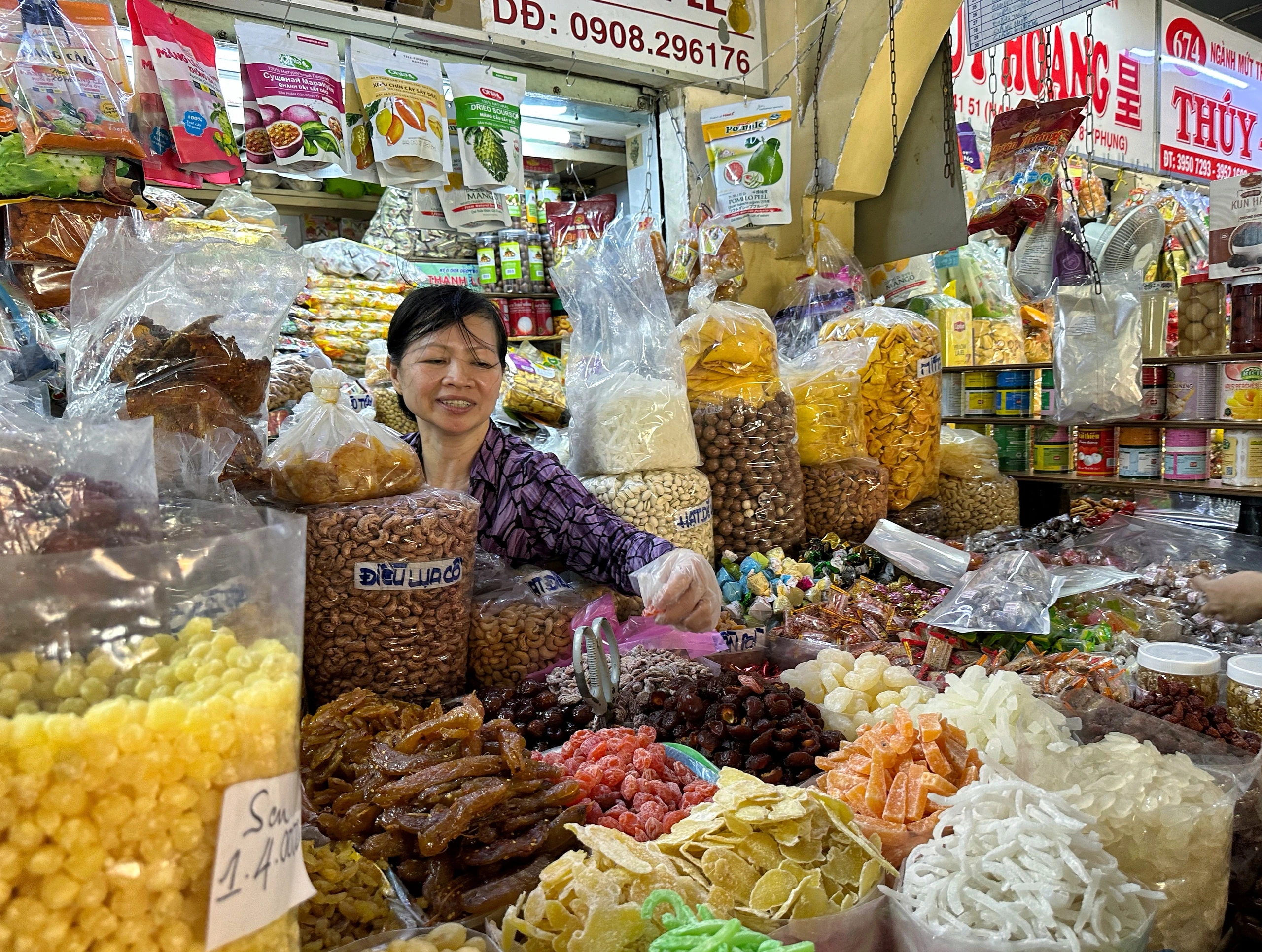 Trưa 25 tháng chạp: Chuyện lạ ở chợ Bình Tây khi hàng bánh kẹo 