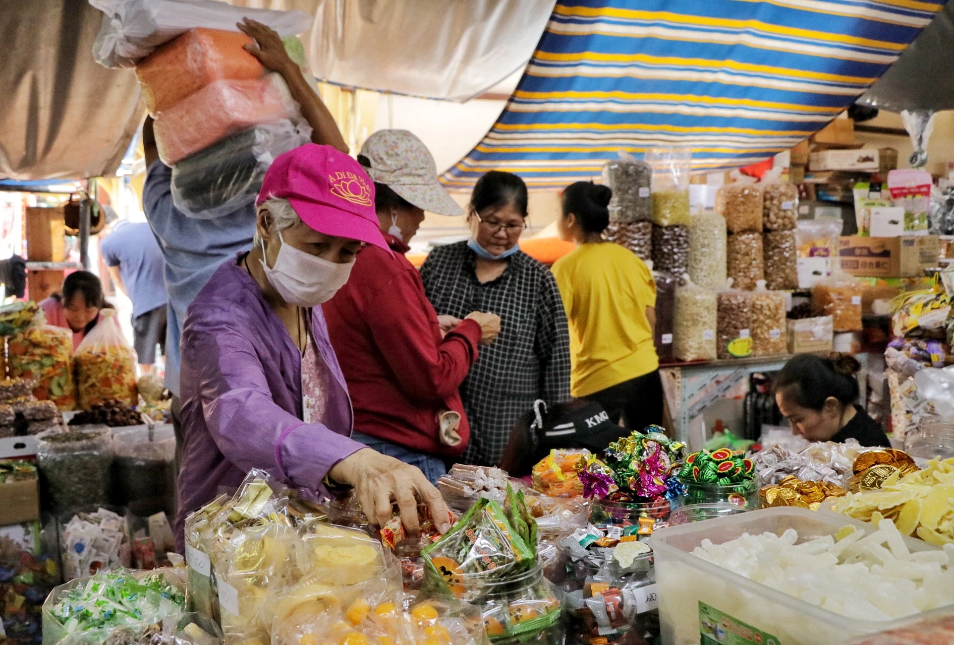 Trưa 25 tháng chạp: Chuyện lạ ở chợ Bình Tây khi hàng bánh kẹo 