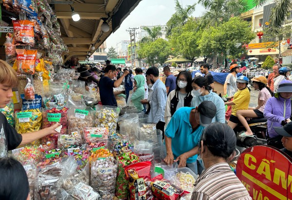 Trưa 25 tháng chạp: Chuyện lạ ở chợ Bình Tây khi hàng bánh kẹo 