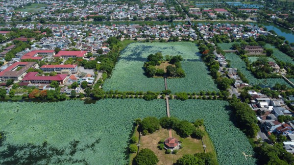 Vào đảo Bồng Lai thưởng trà, ăn món ngon từ sen Huế