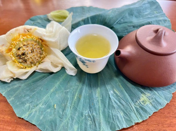 Vào đảo Bồng Lai thưởng trà, ăn món ngon từ sen Huế