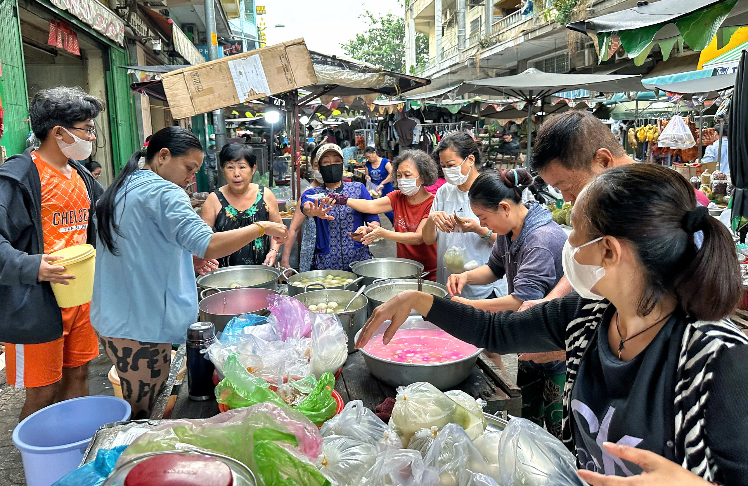 Vì sao sáng nay nhiều người đổi nghề... bán chè trôi nước ở Chợ Lớn, khách vây kín? Vì sao sáng nay nhiều người đổi nghề... bán chè trôi nước ở Chợ Lớn, khách vây kín?