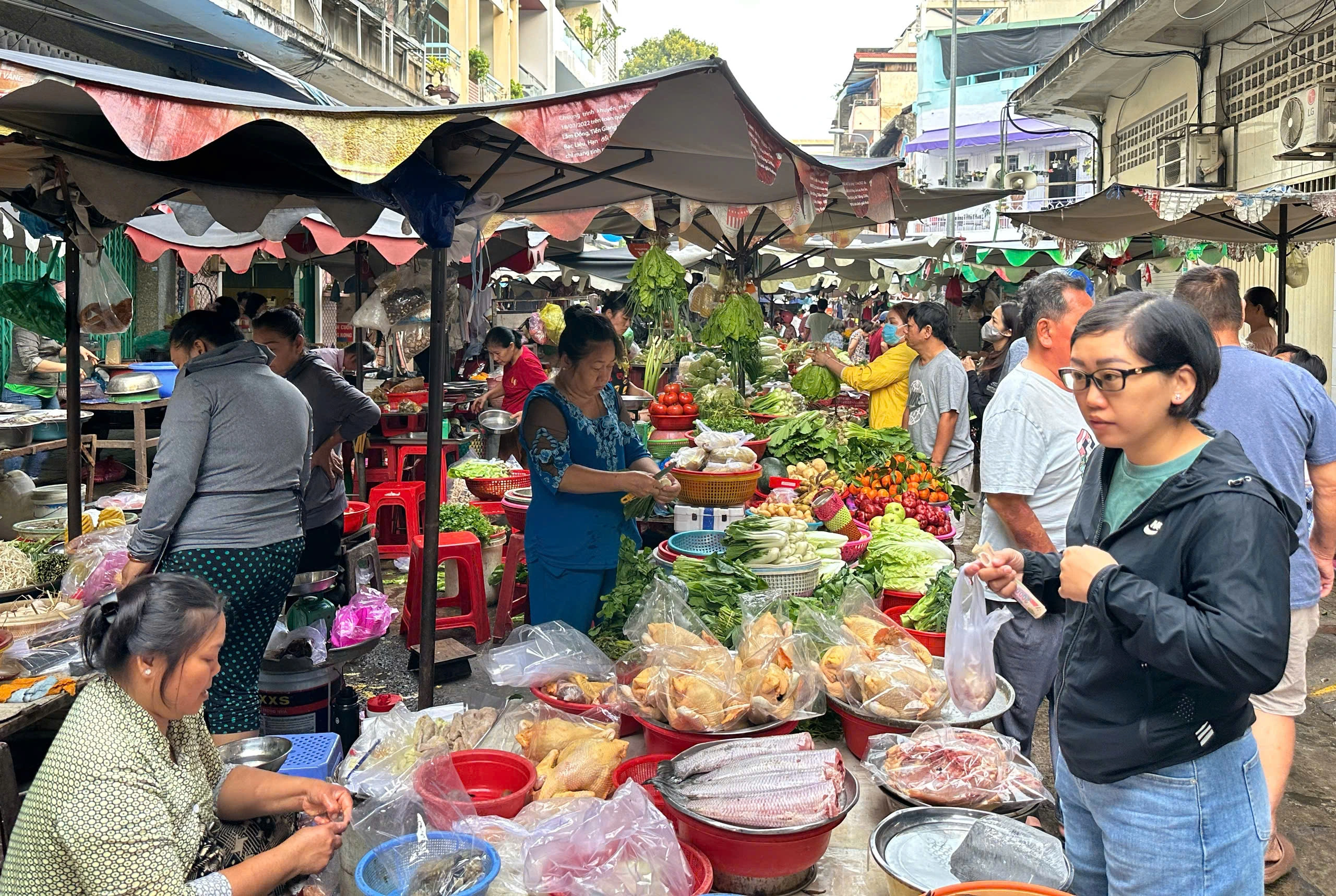 Vì sao sáng nay nhiều người đổi nghề... bán chè trôi nước ở Chợ Lớn, khách vây kín? Vì sao sáng nay nhiều người đổi nghề... bán chè trôi nước ở Chợ Lớn, khách vây kín?