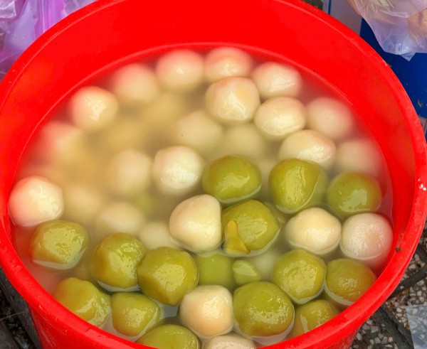 Vì sao sáng nay nhiều người đổi nghề... bán chè trôi nước ở Chợ Lớn, khách vây kín? Vì sao sáng nay nhiều người đổi nghề... bán chè trôi nước ở Chợ Lớn, khách vây kín?