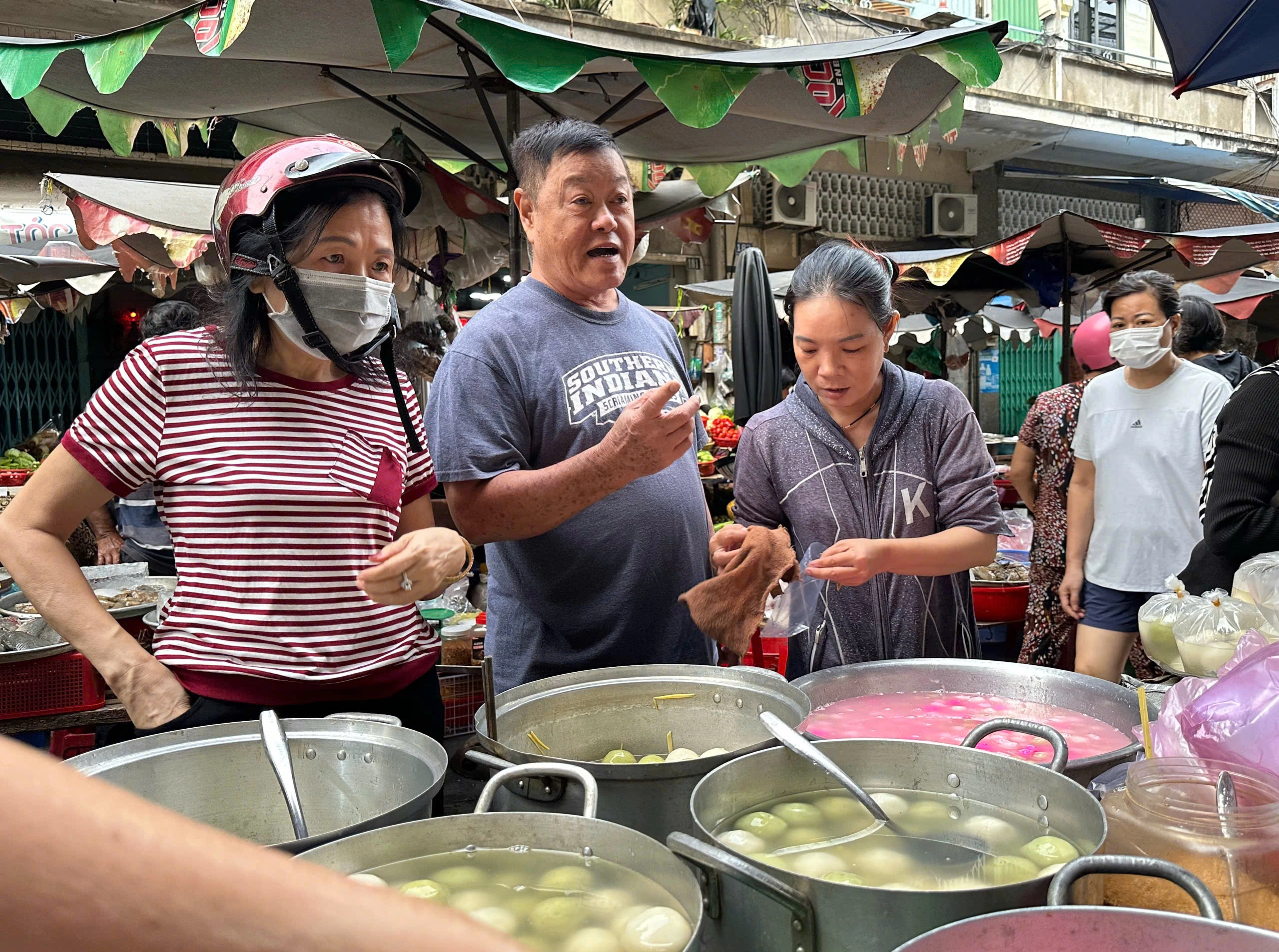 Vì sao sáng nay nhiều người đổi nghề... bán chè trôi nước ở Chợ Lớn, khách vây kín? Vì sao sáng nay nhiều người đổi nghề... bán chè trôi nước ở Chợ Lớn, khách vây kín?