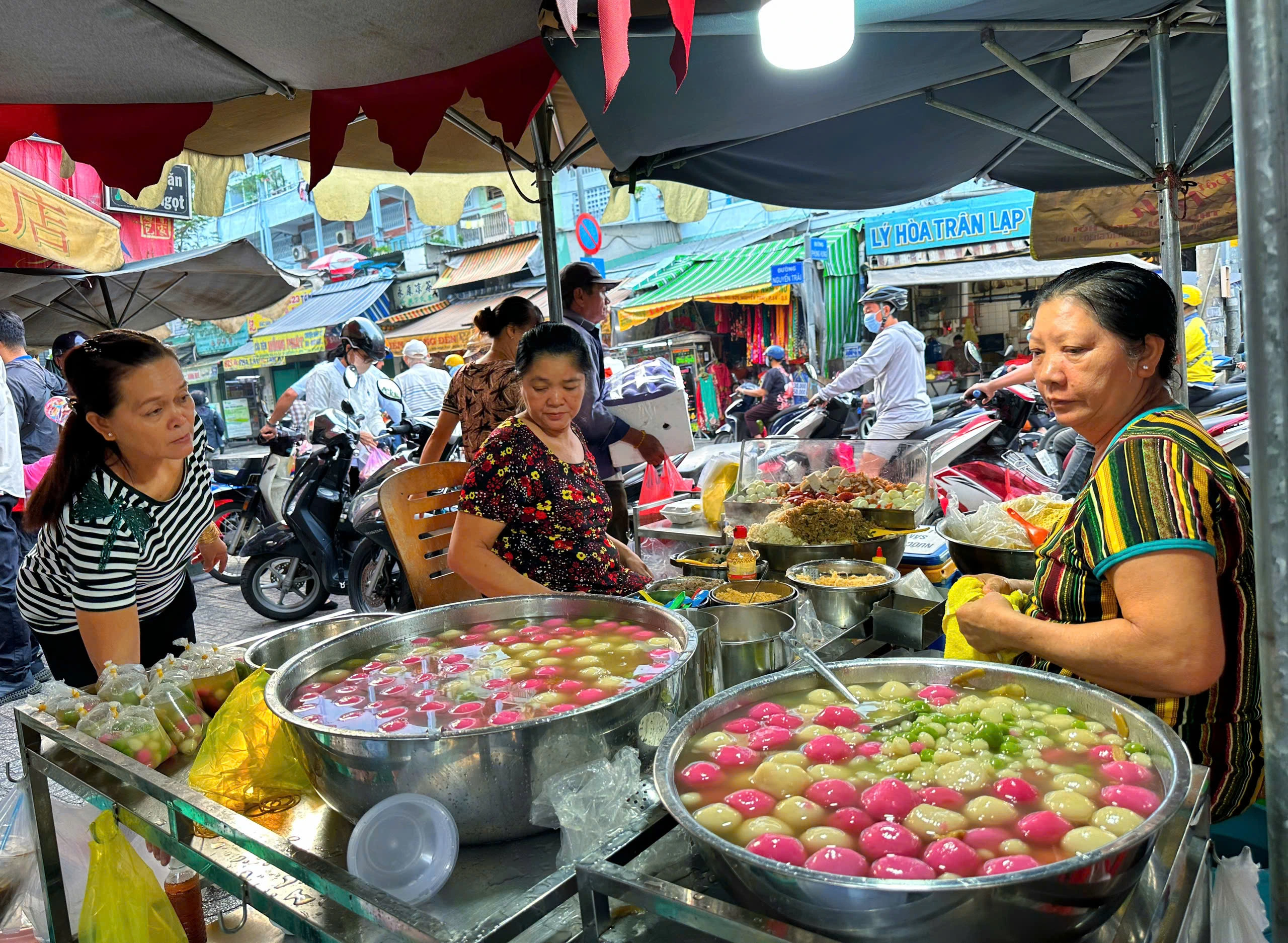 Vì sao sáng nay nhiều người đổi nghề... bán chè trôi nước ở Chợ Lớn, khách vây kín? Vì sao sáng nay nhiều người đổi nghề... bán chè trôi nước ở Chợ Lớn, khách vây kín?