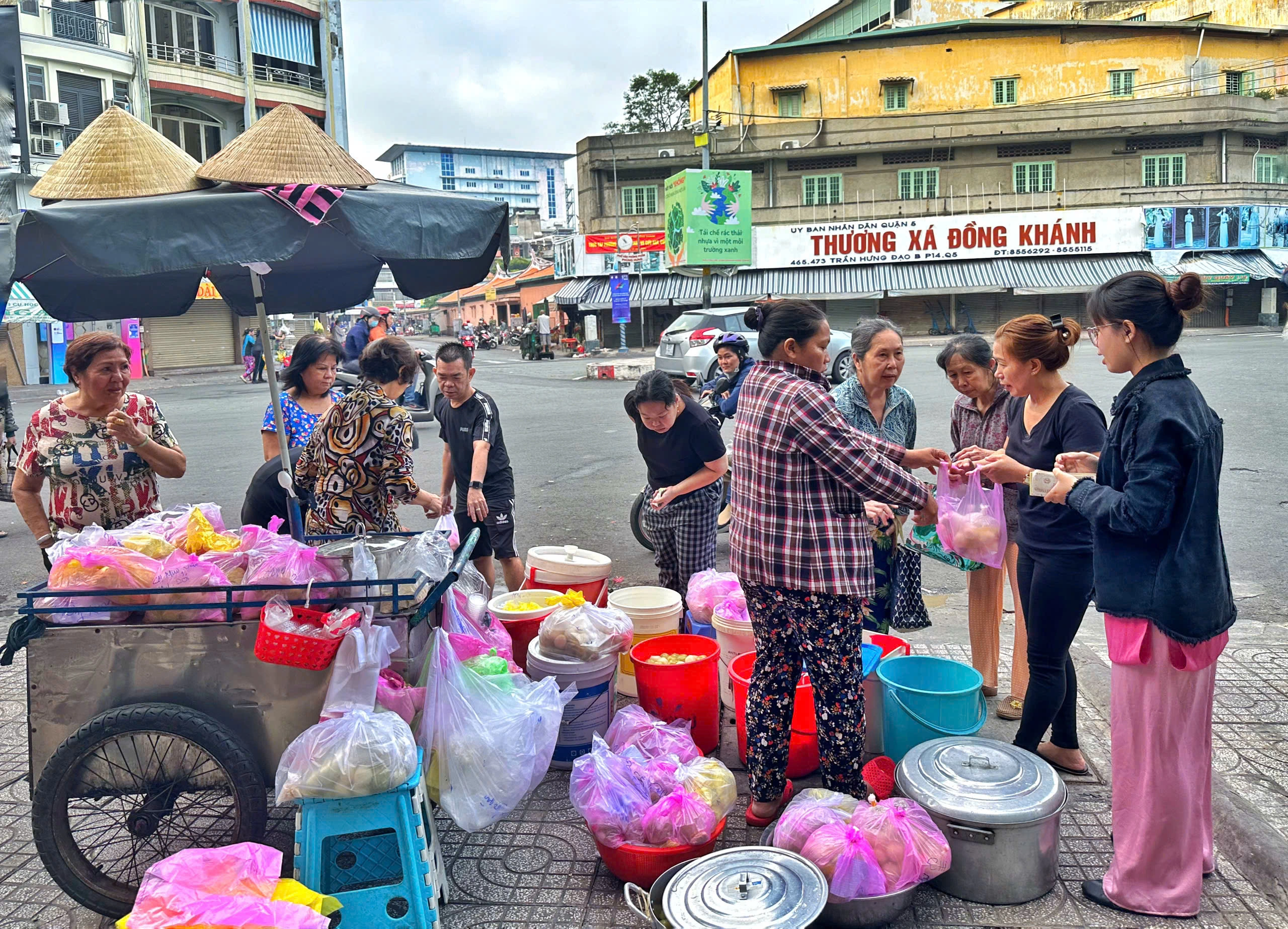 Vì sao sáng nay nhiều người đổi nghề... bán chè trôi nước ở Chợ Lớn, khách vây kín? Vì sao sáng nay nhiều người đổi nghề... bán chè trôi nước ở Chợ Lớn, khách vây kín?