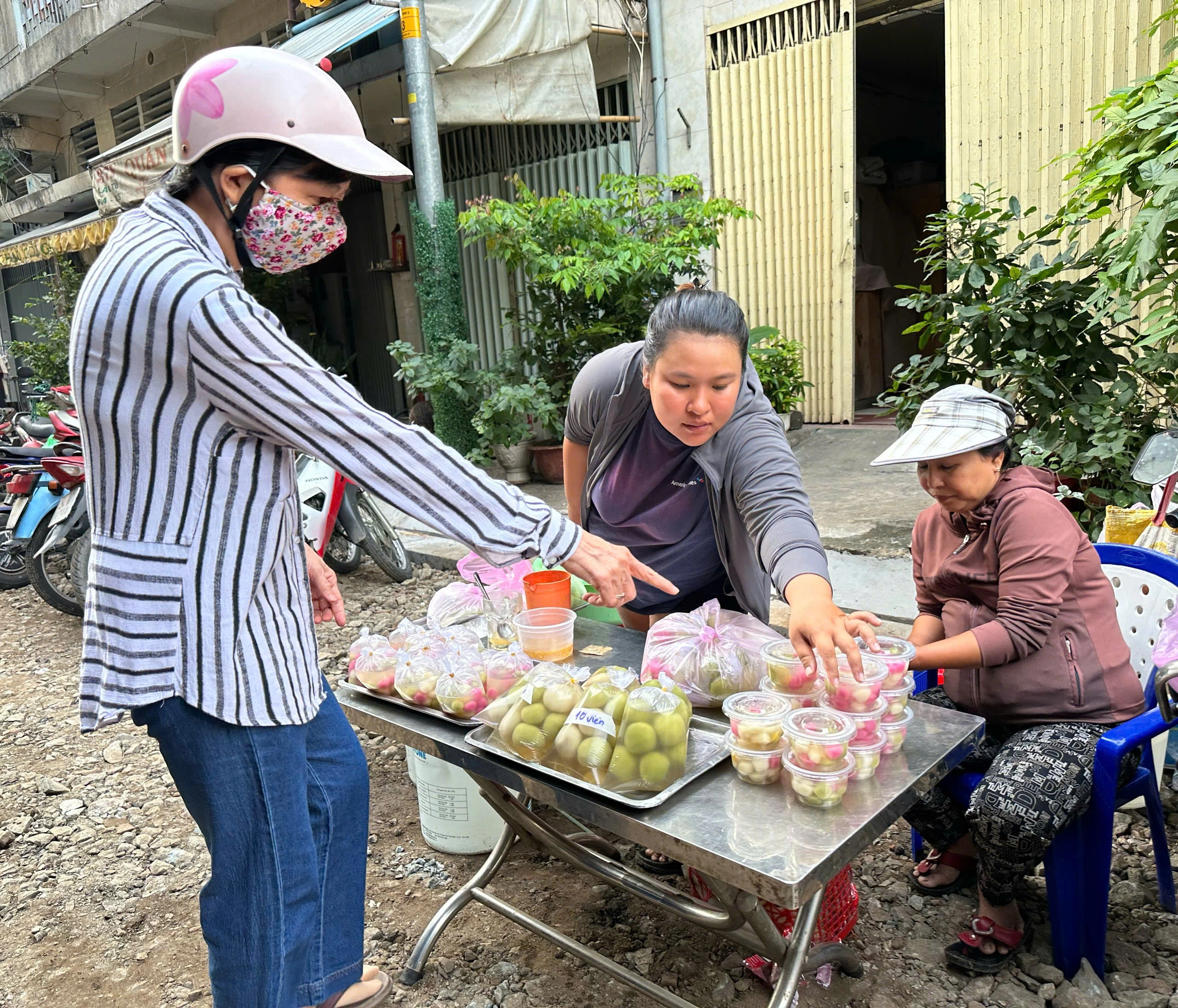 Vì sao sáng nay nhiều người đổi nghề... bán chè trôi nước ở Chợ Lớn, khách vây kín? Vì sao sáng nay nhiều người đổi nghề... bán chè trôi nước ở Chợ Lớn, khách vây kín?