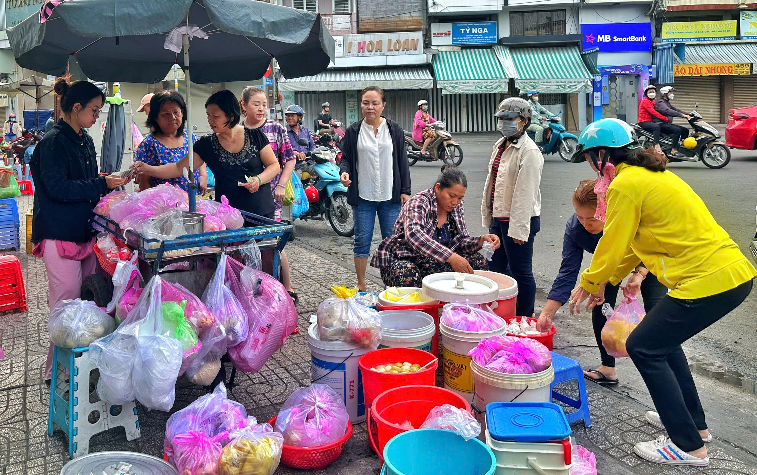 Vì sao sáng nay nhiều người đổi nghề... bán chè trôi nước ở Chợ Lớn, khách vây kín? Vì sao sáng nay nhiều người đổi nghề... bán chè trôi nước ở Chợ Lớn, khách vây kín?