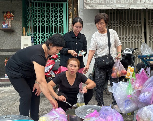 Vì sao sáng nay nhiều người đổi nghề... bán chè trôi nước ở Chợ Lớn, khách vây kín? Vì sao sáng nay nhiều người đổi nghề... bán chè trôi nước ở Chợ Lớn, khách vây kín?