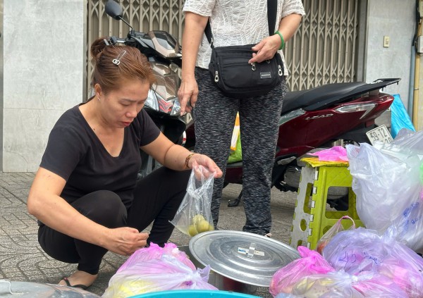 Vì sao sáng nay nhiều người đổi nghề... bán chè trôi nước ở Chợ Lớn, khách vây kín? Vì sao sáng nay nhiều người đổi nghề... bán chè trôi nước ở Chợ Lớn, khách vây kín?