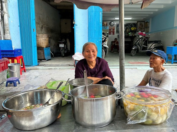 Vì sao sáng nay nhiều người đổi nghề... bán chè trôi nước ở Chợ Lớn, khách vây kín? Vì sao sáng nay nhiều người đổi nghề... bán chè trôi nước ở Chợ Lớn, khách vây kín?