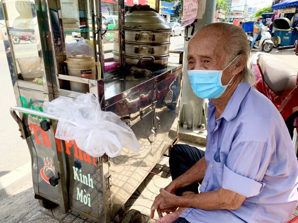 Xe bánh bao 20 năm của cụ ông U.90: Khuây khỏa khi được ngắm Sài Gòn