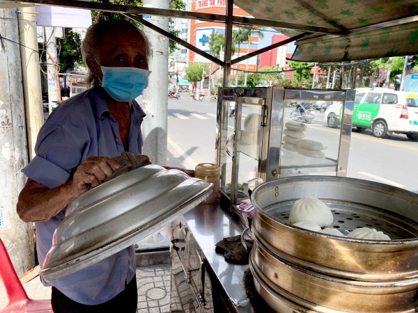 Xe bánh bao 20 năm của cụ ông U.90: Khuây khỏa khi được ngắm Sài Gòn