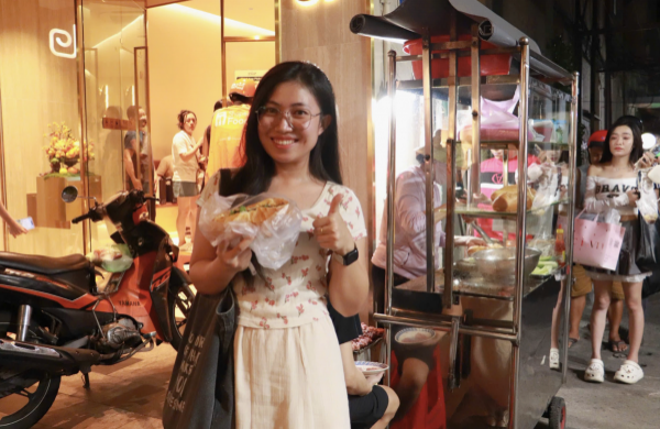 Xe bánh mì thịt nướng ngon nhất thế giới ở trung tâm TP.HCM, giờ ra sao?