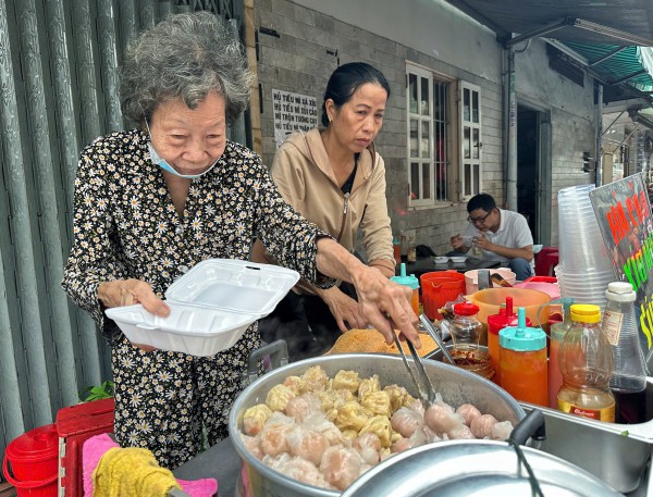 Xe há cảo Hoa Nguyệt còn mỗi cụ Nguyệt lẻ loi: Người TP.HCM mến thương ủng hộ