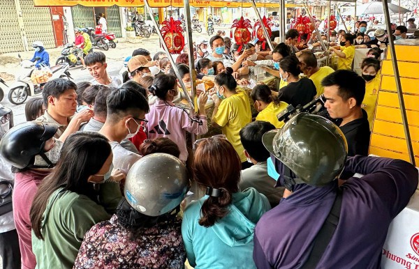 Xếp hàng dài mua bánh trung thu ở TP.HCM: Tiệm chưa mở khách chờ sẵn khiến ông chủ bất ngờ Xếp hàng dài mua bánh trung thu ở TP.HCM: Tiệm chưa mở khách chờ sẵn khiến ông chủ bất ngờ